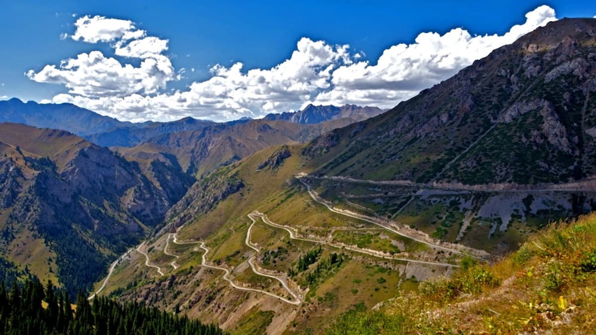 Navigate the dramatic switchbacks of the Moldo Ashu and "33 Parrots" passes