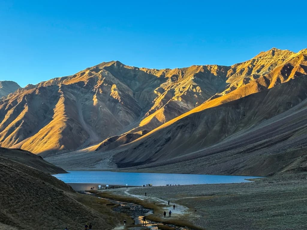 Chandratal Lake: Sleep under the stars at the stunning, high-altitude "Lake of the Moon" (4,300m).